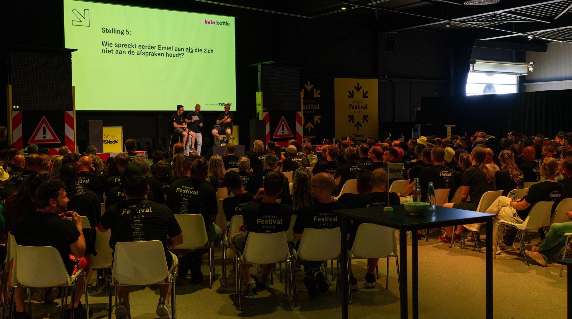 Thomas Brinkhof in gesprek op het podium tijdens het Veiligheidsfestival 2026 van TSNed